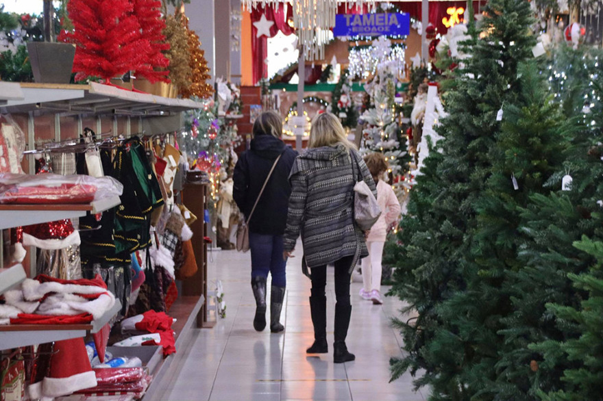 Ουρές στα καταστήματα με τα χριστουγεννιάτικα - Ξεκίνησε ο στολισμός στο Σύνταγμα