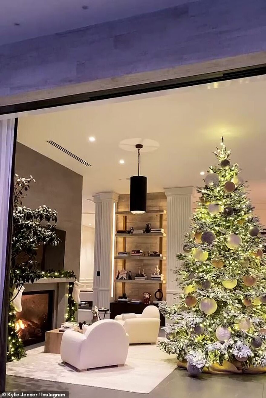 Κάιλι Τζένερ: Ξεναγεί τους 202 εκατ. followers της στη «χριστουγεννιάτικη» έπαυλή της στην Καλιφόρνια