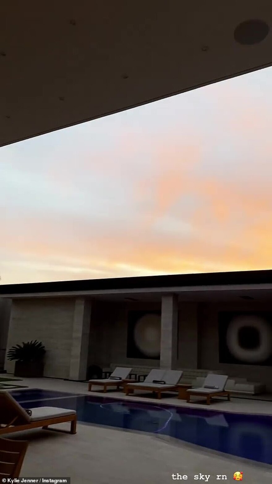 Κάιλι Τζένερ: Ξεναγεί τους 202 εκατ. followers της στη «χριστουγεννιάτικη» έπαυλή της στην Καλιφόρνια