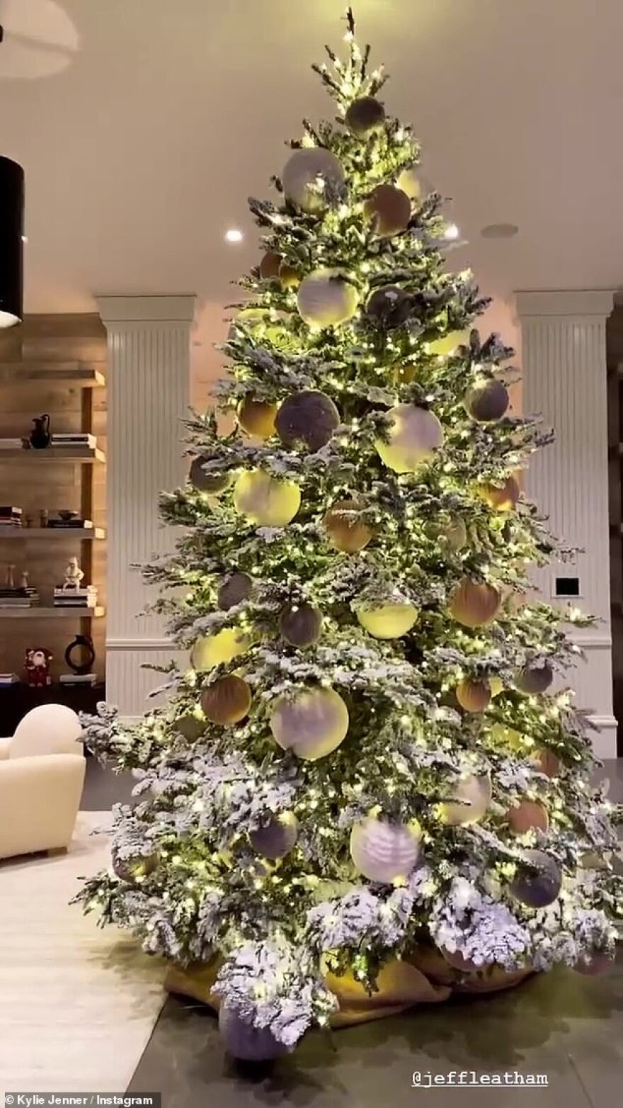 Κάιλι Τζένερ: Ξεναγεί τους 202 εκατ. followers της στη «χριστουγεννιάτικη» έπαυλή της στην Καλιφόρνια