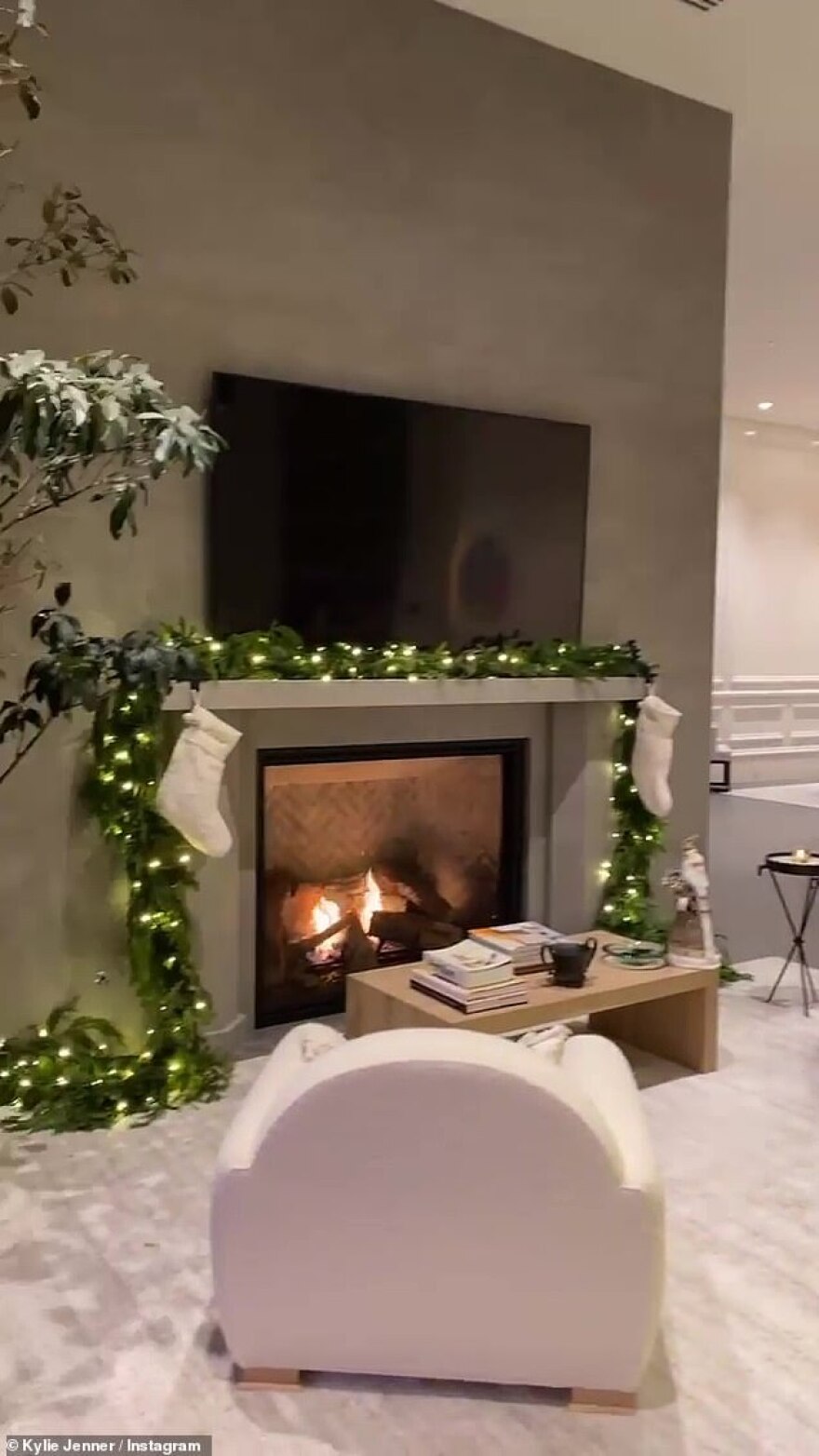 Κάιλι Τζένερ: Ξεναγεί τους 202 εκατ. followers της στη «χριστουγεννιάτικη» έπαυλή της στην Καλιφόρνια