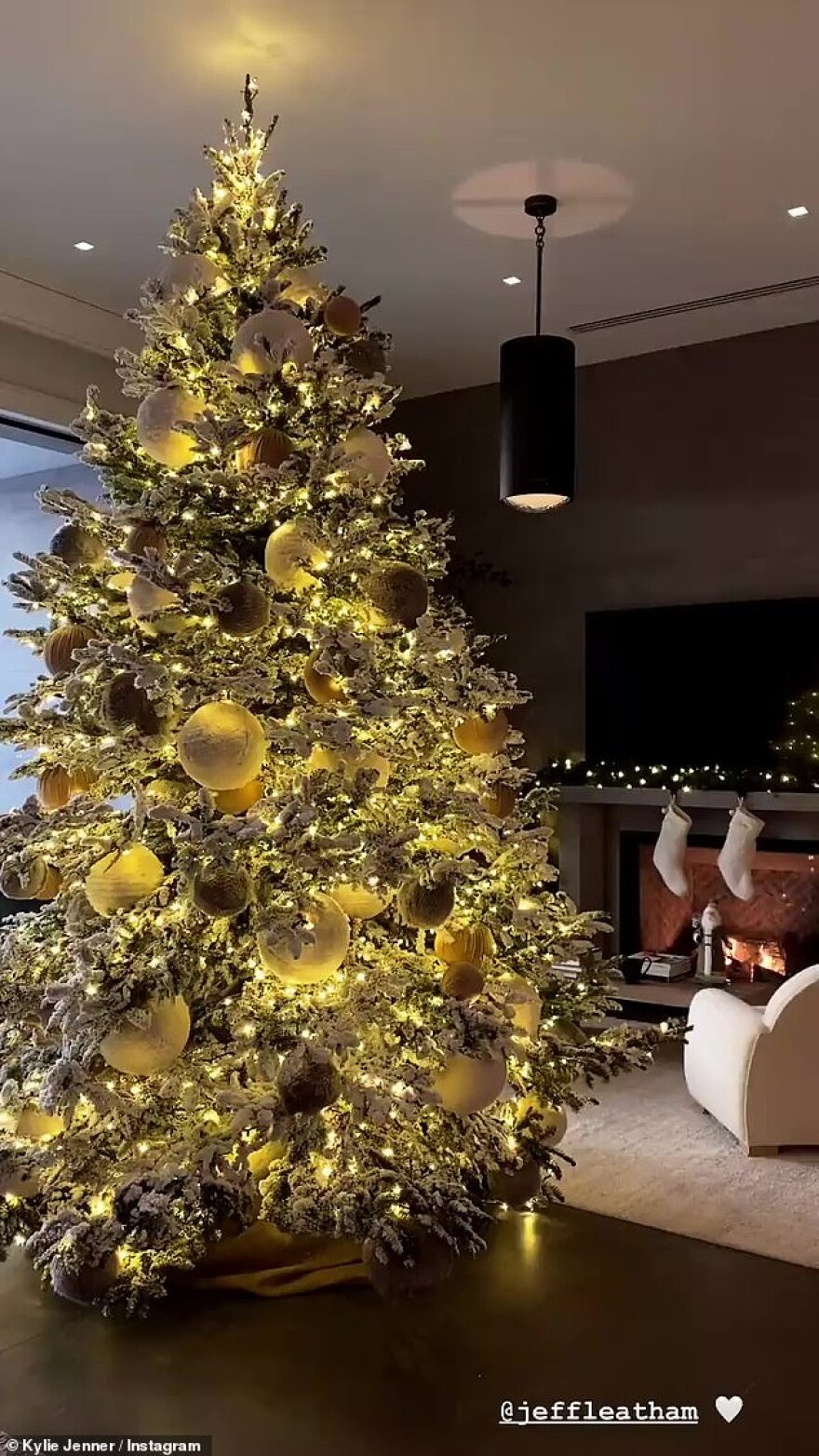 Κάιλι Τζένερ: Ξεναγεί τους 202 εκατ. followers της στη «χριστουγεννιάτικη» έπαυλή της στην Καλιφόρνια