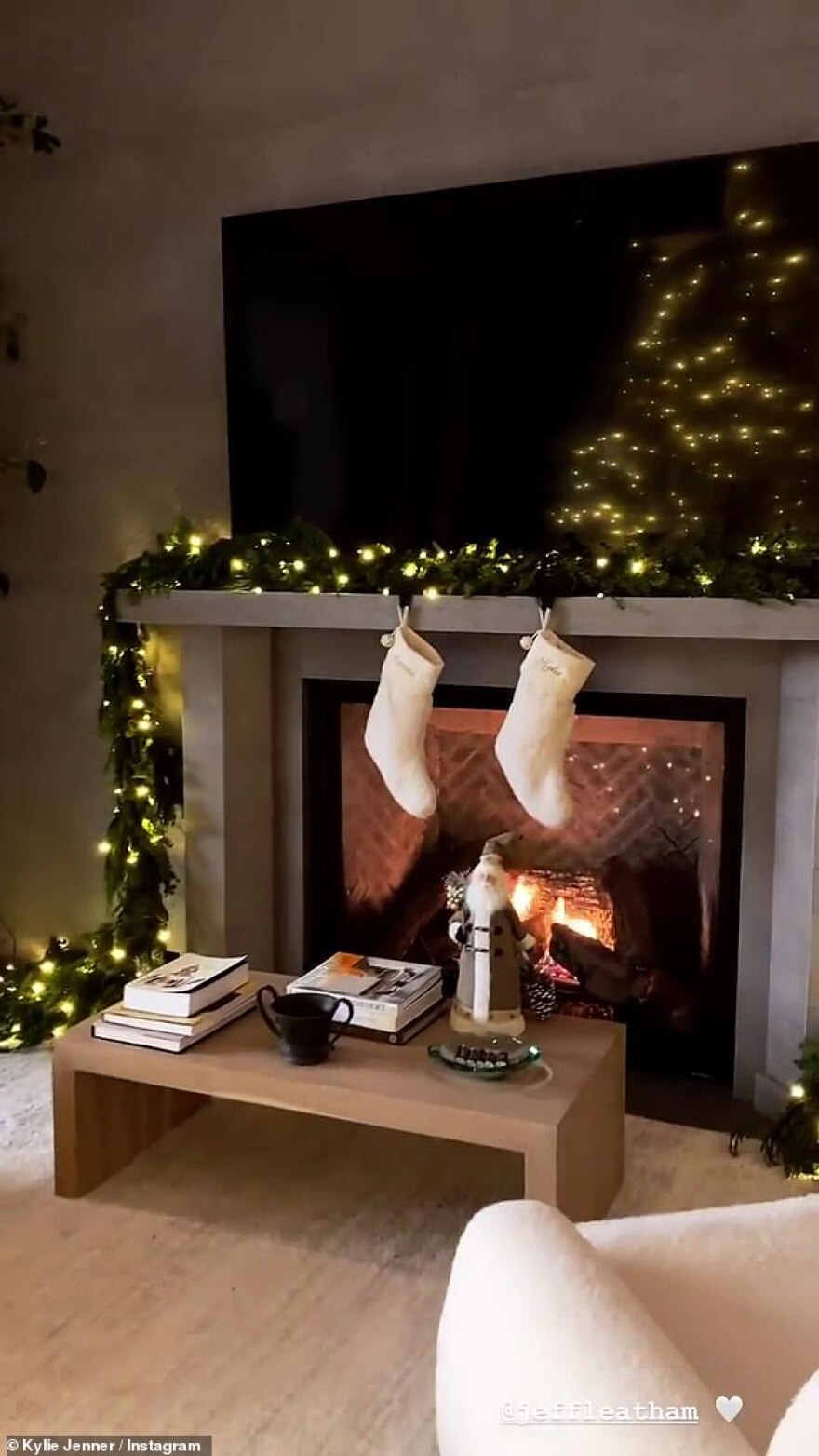Κάιλι Τζένερ: Ξεναγεί τους 202 εκατ. followers της στη «χριστουγεννιάτικη» έπαυλή της στην Καλιφόρνια