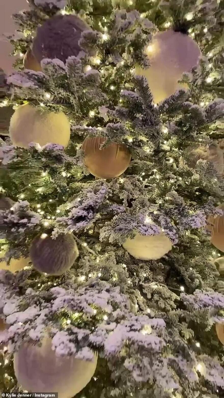 Κάιλι Τζένερ: Ξεναγεί τους 202 εκατ. followers της στη «χριστουγεννιάτικη» έπαυλή της στην Καλιφόρνια