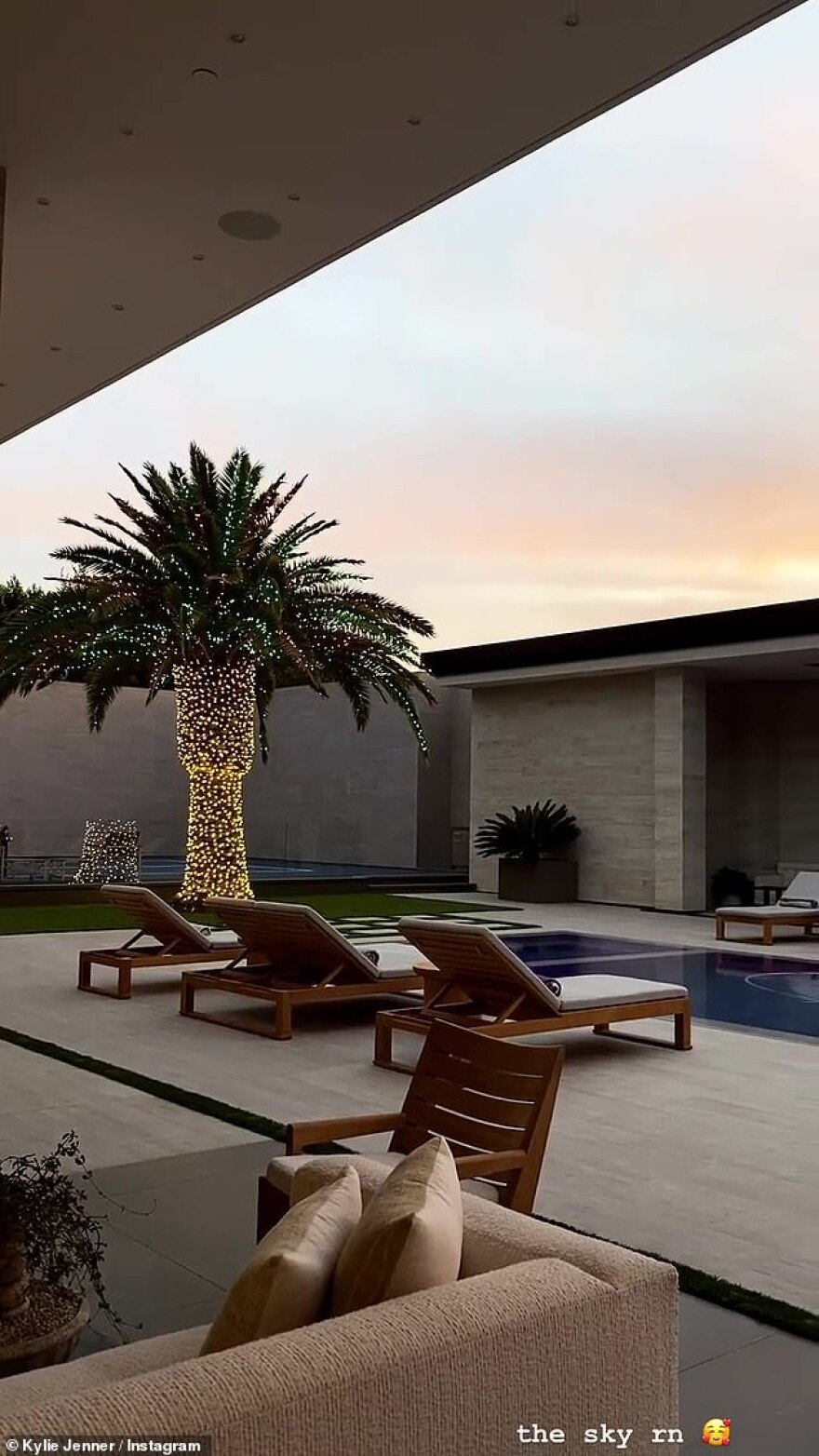 Κάιλι Τζένερ: Ξεναγεί τους 202 εκατ. followers της στη «χριστουγεννιάτικη» έπαυλή της στην Καλιφόρνια