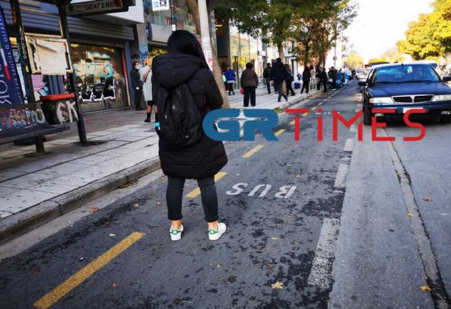 Θεσσαλονίκη: Ουρές σε φαρμακείο του ΕΟΠΥΥ - Ασθενείς περιμένουν στο κρύο 