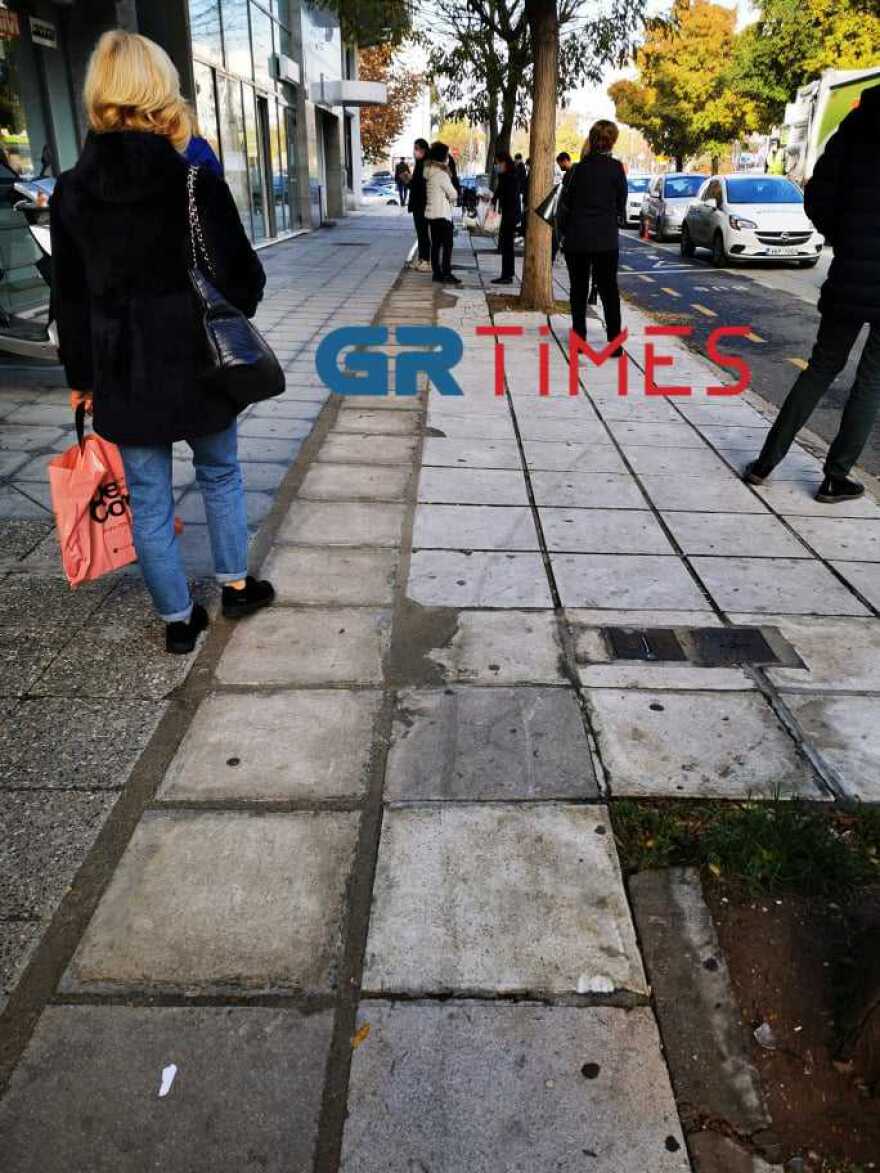 Θεσσαλονίκη: Ουρές σε φαρμακείο του ΕΟΠΥΥ - Ασθενείς περιμένουν στο κρύο 