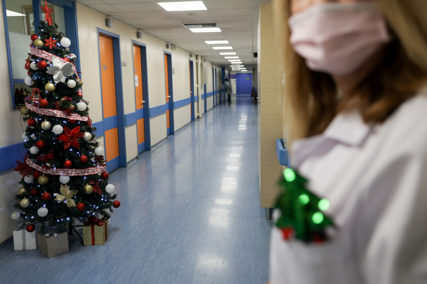 Κορωνοϊός: Οδηγός επιβίωσης για τα φετινά Χριστούγεννα - Όλα τα μέτρα μέχρι τις 7 Ιανουαρίου