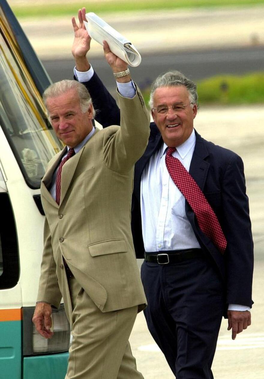 Πολ Σαρμπάνης: Το «αντίο» του Τζο Μπάιντεν στον Ελληνοαμερικανό πρώην γερουσιαστή