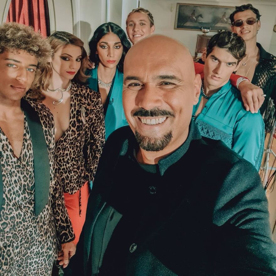 GNTM: Η φωτογραφία του Δημήτρη Σκουλού με τους παίκτες στα παρασκήνια του ριάλιτι 