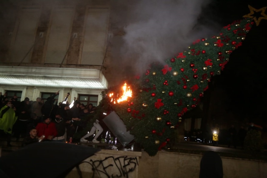 Χάος στην Αλβανία: Κύμα οργής μετά τον θάνατο 25χρονου από αστυνομικά πυρά