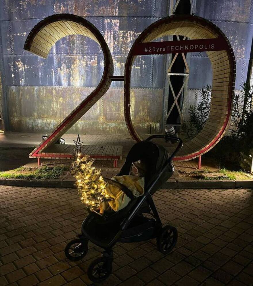 O Χάρης Χριστόπουλος στόλισε το... καρότσι του γιου του