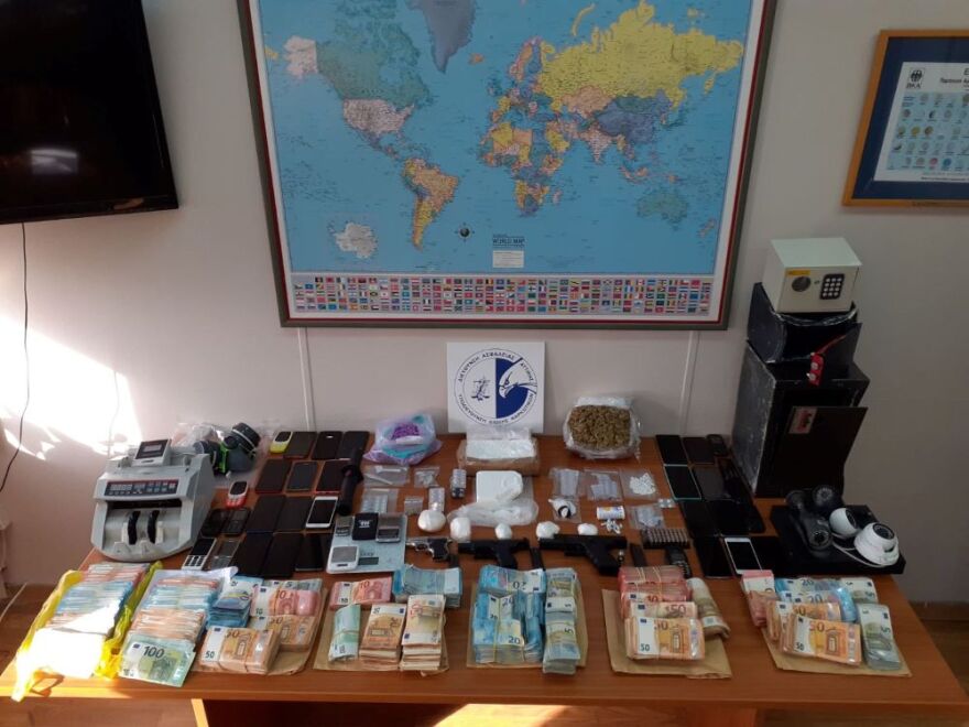Εξαρθρώθηκε οργάνωση που διακινούσε ναρκωτικά σε Δυτική Αττική και Πειραιά – 21 συλλήψεις
