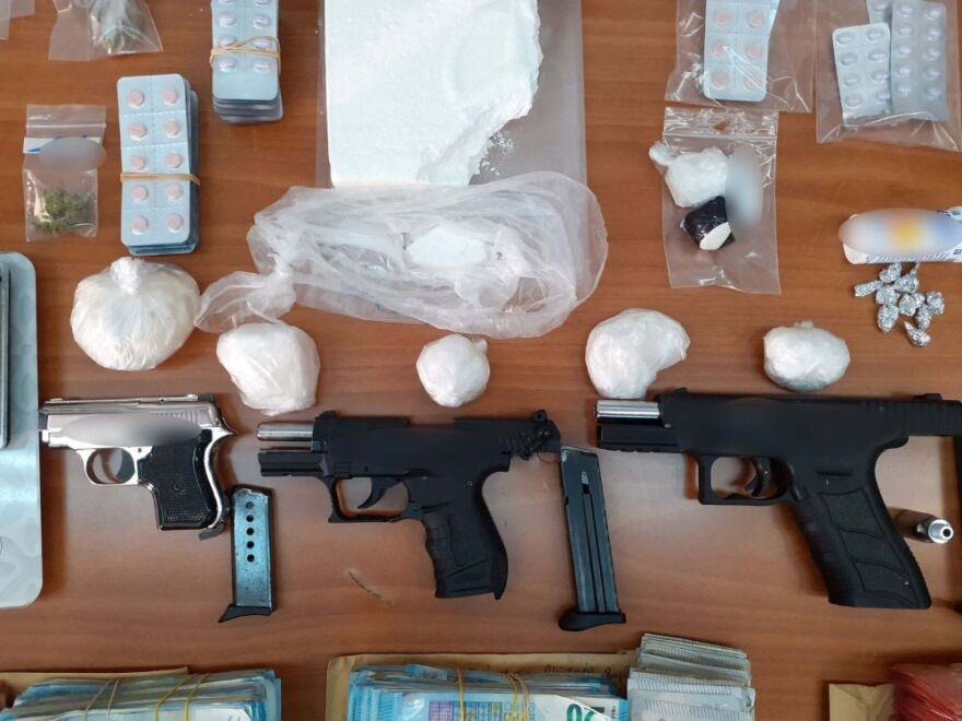 Εξαρθρώθηκε οργάνωση που διακινούσε ναρκωτικά σε Δυτική Αττική και Πειραιά – 21 συλλήψεις