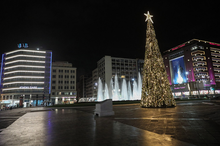 Δήμος Αθηναίων: Φωταγωγήθηκε το χριστουγεννιάτικο δέντρο στην πλατεία Ομονοίας 