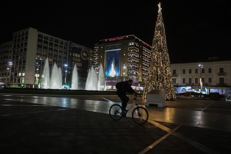Δήμος Αθηναίων: Φωταγωγήθηκε το χριστουγεννιάτικο δέντρο στην πλατεία Ομονοίας 
