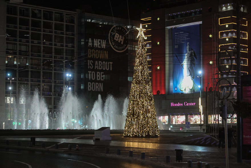 Δήμος Αθηναίων: Φωταγωγήθηκε το χριστουγεννιάτικο δέντρο στην πλατεία Ομονοίας 