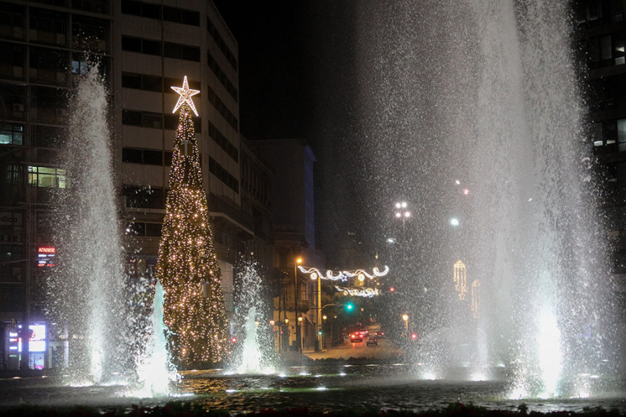 Δήμος Αθηναίων: Φωταγωγήθηκε το χριστουγεννιάτικο δέντρο στην πλατεία Ομονοίας 