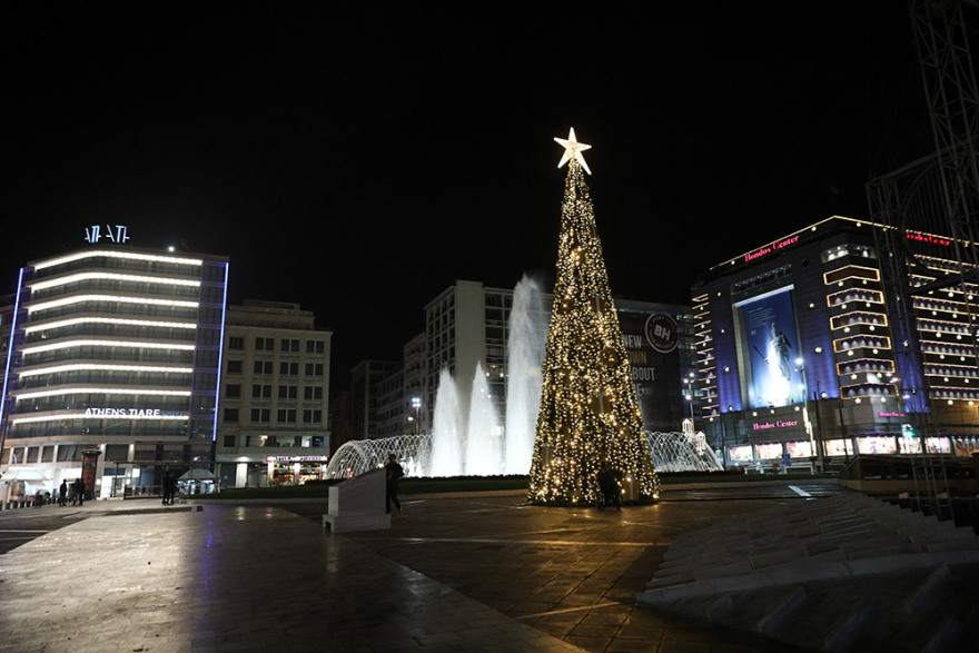Δήμος Αθηναίων: Φωταγωγήθηκε το χριστουγεννιάτικο δέντρο στην πλατεία Ομονοίας 