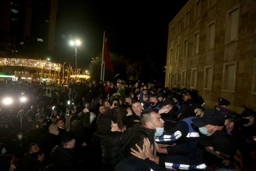 Νύχτα χάους στην Αλβανία: Φωτιές, δακρυγόνα και συγκρούσεις για την δολοφονία 25χρονου από την Αστυνομία