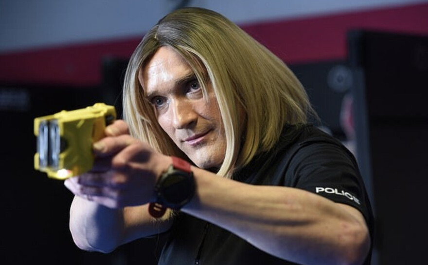 Αστυνομικός μετά από δύο δεκαετίες υπηρεσίας πηγαίνει στο Τμήμα με περούκα και κραγιόν