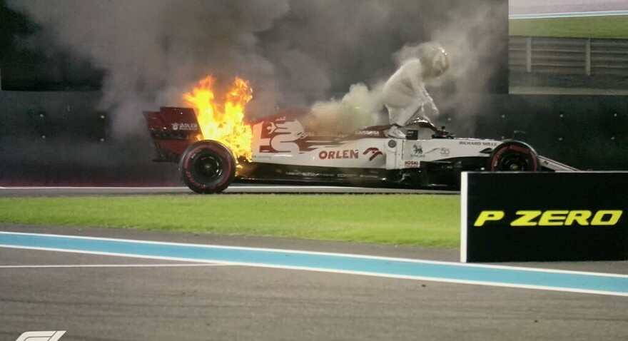 Νέο ατύχημα στη F1: Τυλίχθηκε στις φλόγες το μονοθέσιο του Ραϊκόνεν (Βίντεο)