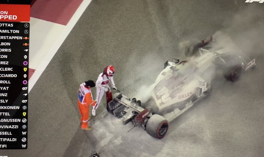 Νέο ατύχημα στη F1: Τυλίχθηκε στις φλόγες το μονοθέσιο του Ραϊκόνεν (Βίντεο)