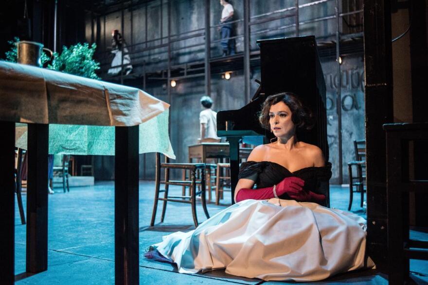 «Η Στέλλα με τα κόκκινα γάντια»: Το έργο του Ιάκωβου Καμπανέλλη σε live streaming 