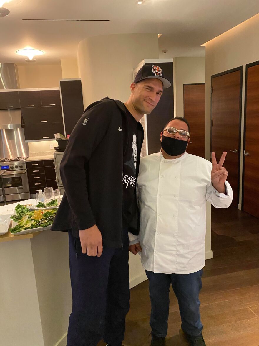 Ελληνικό δείπνο - έκπληξη στον Γιάννη Αντετοκούνμπο στο Μιλγουόκι  - Δείτε φωτογραφίες