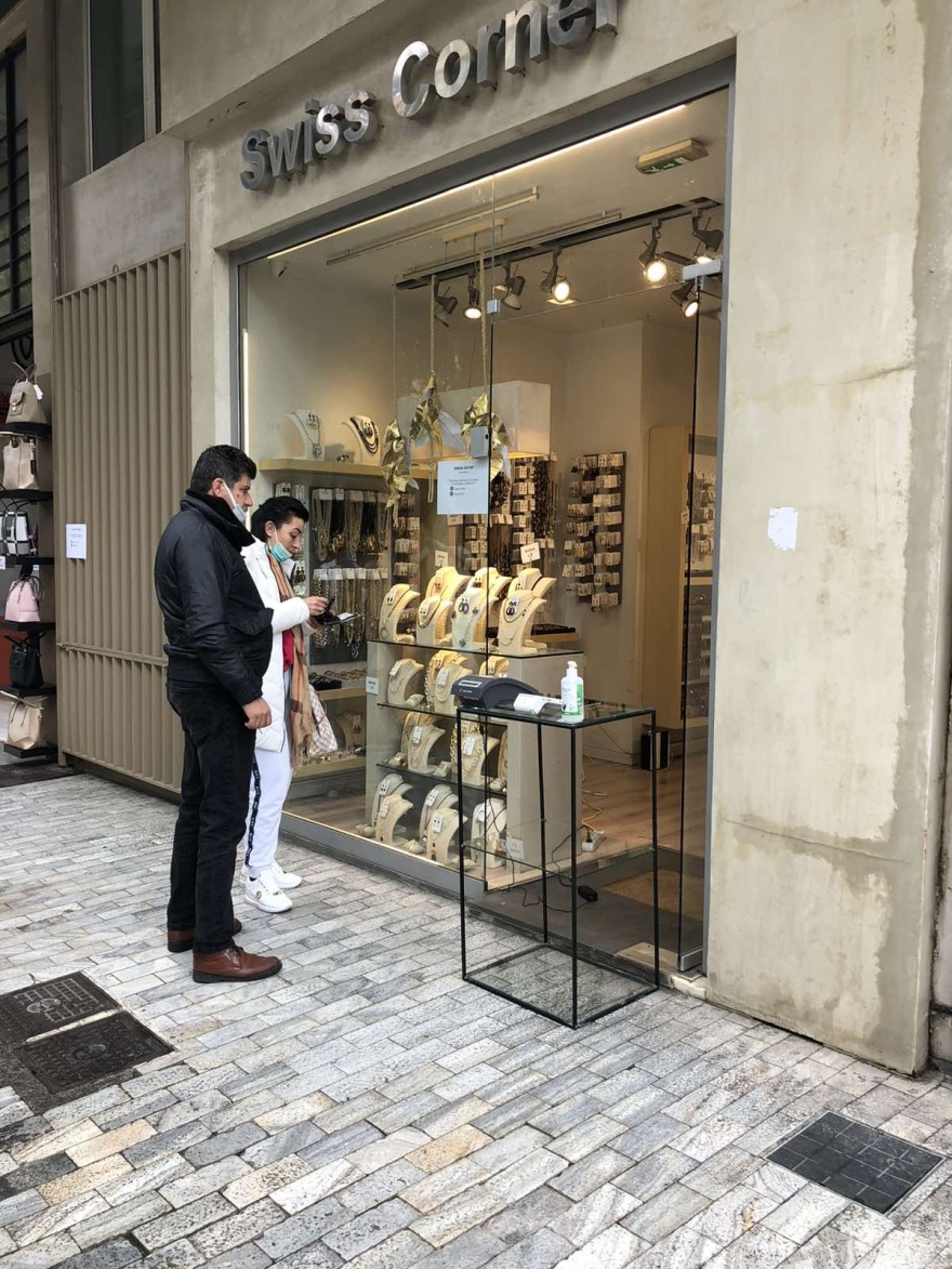 «Click away»: Με αντισηπτικά και ταμειακές στην είσοδο η πρεμιέρα 