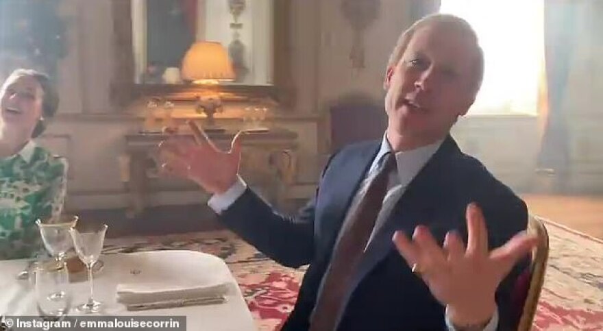 The Crown: Το καστ τραγουδάει στην εορτάζουσα «Νταϊάνα» και η «Βασίλισσα»... υψώνει το μεσαίο δάχτυλο!