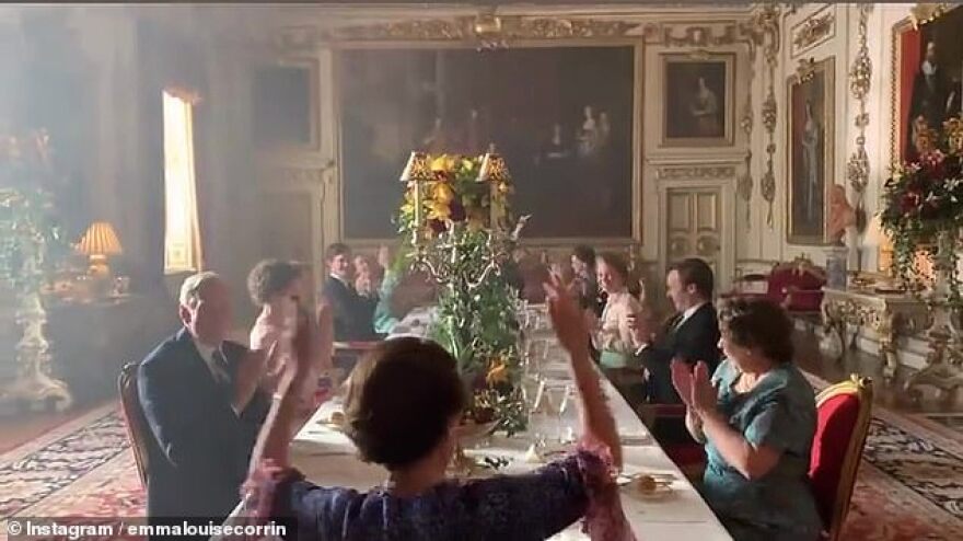 The Crown: Το καστ τραγουδάει στην εορτάζουσα «Νταϊάνα» και η «Βασίλισσα»... υψώνει το μεσαίο δάχτυλο!