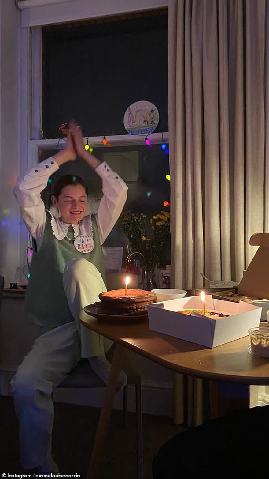 The Crown: Το καστ τραγουδάει στην εορτάζουσα «Νταϊάνα» και η «Βασίλισσα»... υψώνει το μεσαίο δάχτυλο!