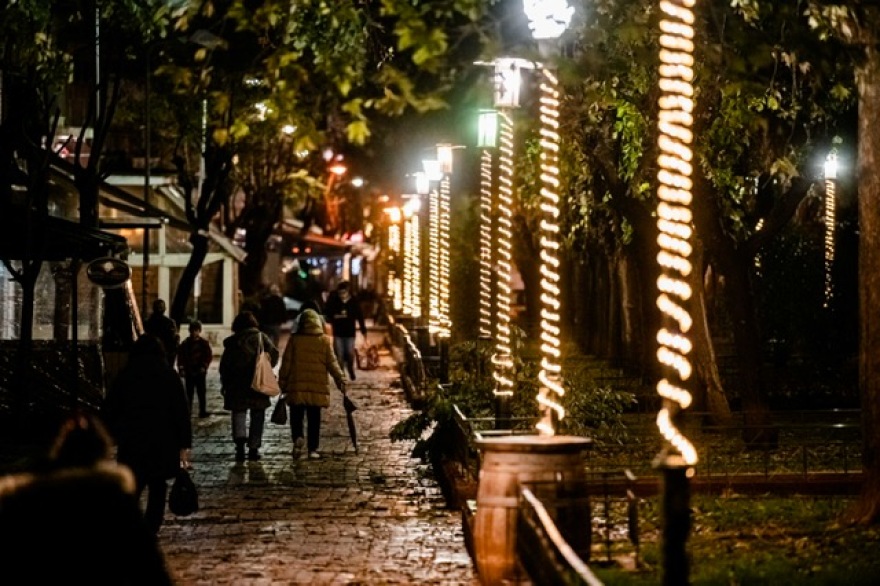 Εντυπωσιακός ο στολισμός της Αθήνας – Δείτε τις φωτογραφίες