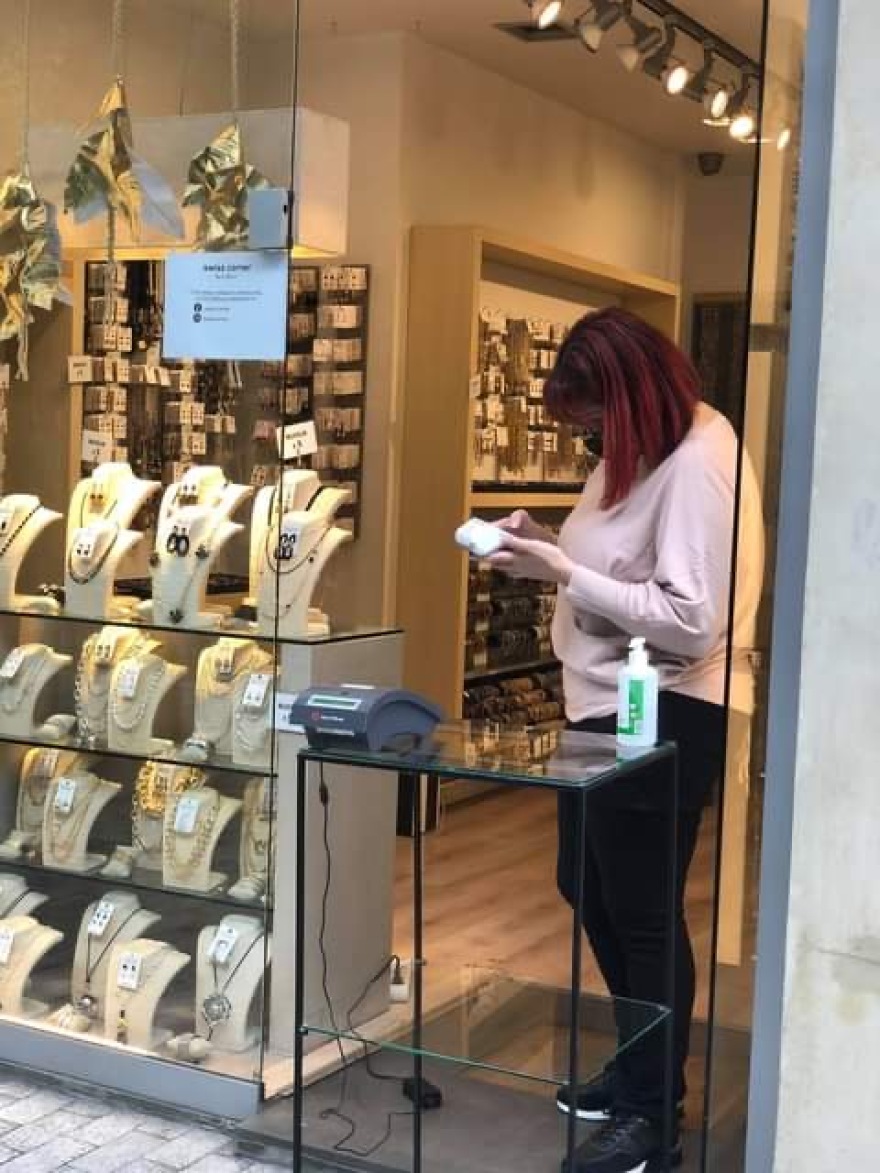 «Click away»: Με αντισηπτικά και ταμειακές στην είσοδο η πρεμιέρα 