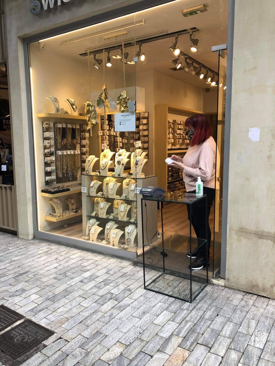 «Click away»: Με αντισηπτικά και ταμειακές στην είσοδο η πρεμιέρα 