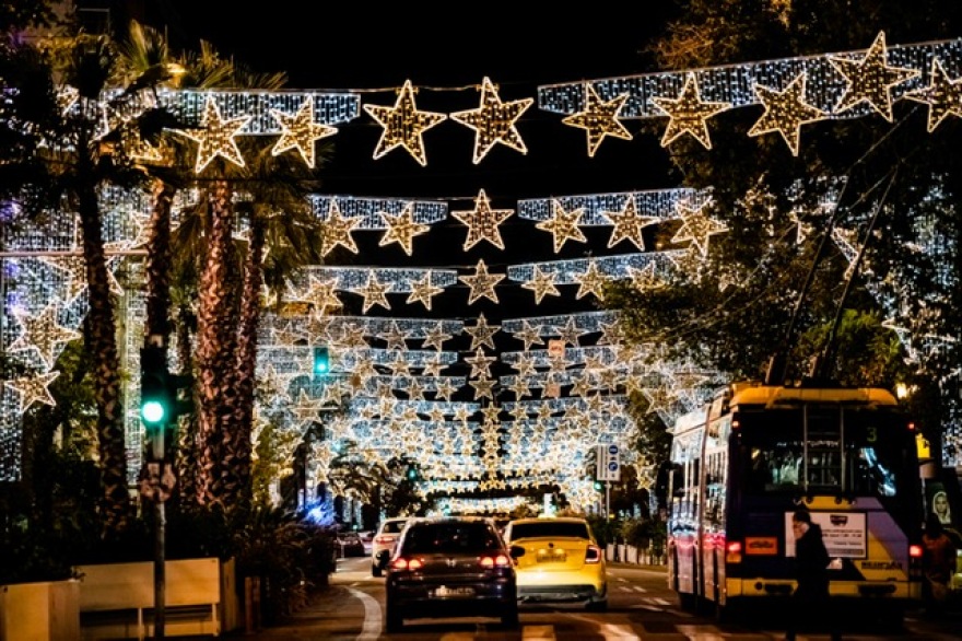 Εντυπωσιακός ο στολισμός της Αθήνας – Δείτε τις φωτογραφίες