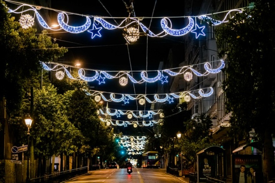 Εντυπωσιακός ο στολισμός της Αθήνας – Δείτε τις φωτογραφίες