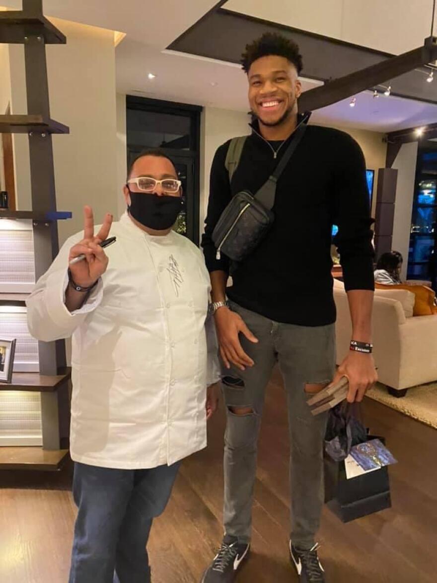 Ελληνικό δείπνο - έκπληξη στον Γιάννη Αντετοκούνμπο στο Μιλγουόκι  - Δείτε φωτογραφίες