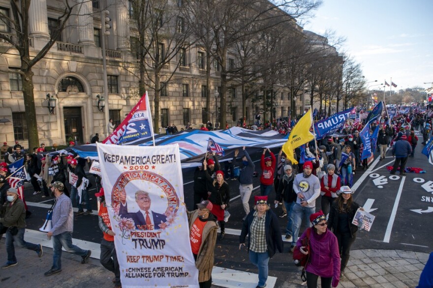 ΗΠΑ: «Τέσσερα χρόνια ακόμα» - Οι οπαδοί του Τραμπ επιμένουν στη... νίκη του και διαδηλώνουν!