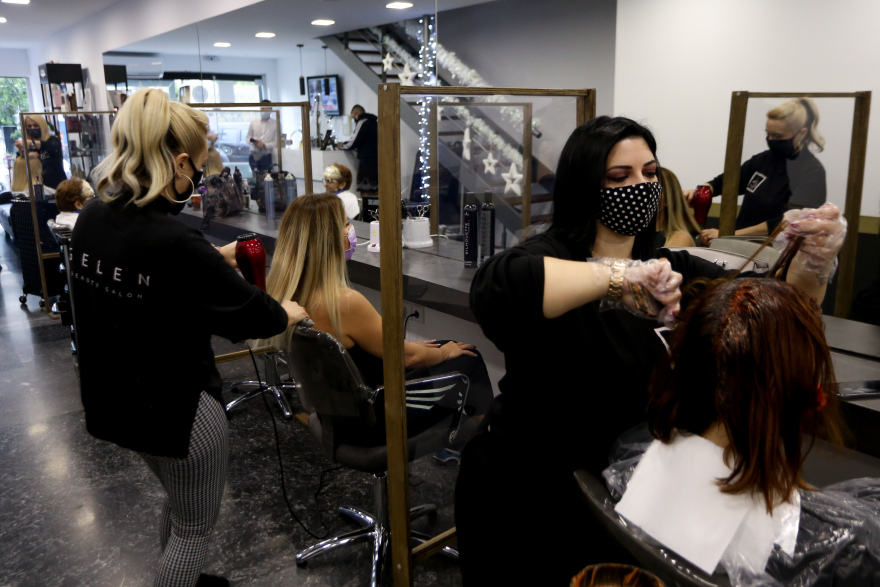 «Χαμός» στα κομμωτήρια - Διστάζουν για αγορές «click away» οι καταναλωτές