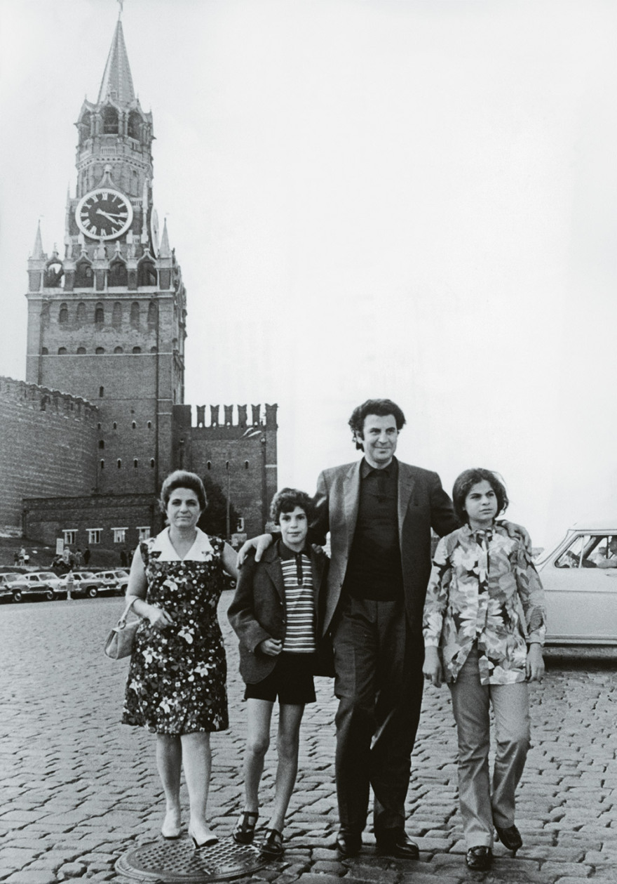 Το βιβλίο της Μαργαρίτας Θεοδωράκη: Όταν η Μόσχα ήθελε τον Μίκη γραμματέα του ΚΚΕ