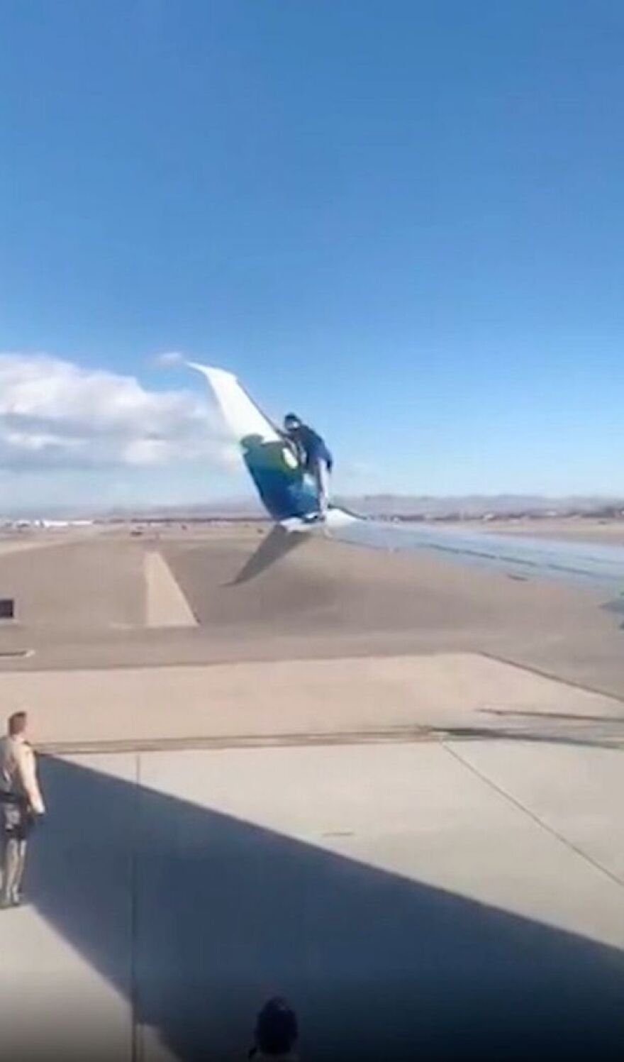 ΗΠΑ: Ένας 41χρονος σκαρφάλωσε στο φτερό αεροπλάνου λίγο πριν την απογείωση  