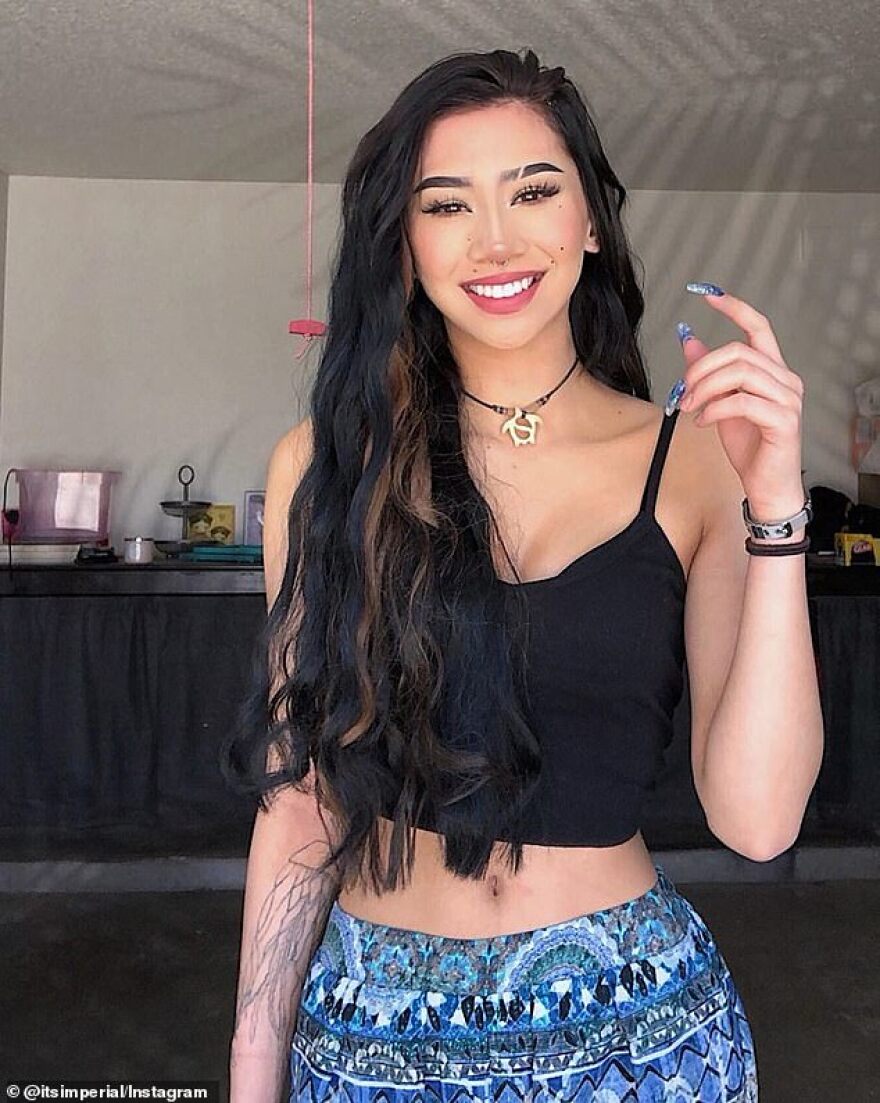 Νεαρή στρίπερ κάνει θραύση στο TikTok με τις ακραίες ιστορίες της - Είναι όμως αλήθεια;