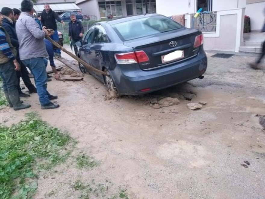 Κρήτη - κακοκαιρία: Παραλίγο να πνιγεί οδηγός από τα ορμητικά νερά του ποταμού 