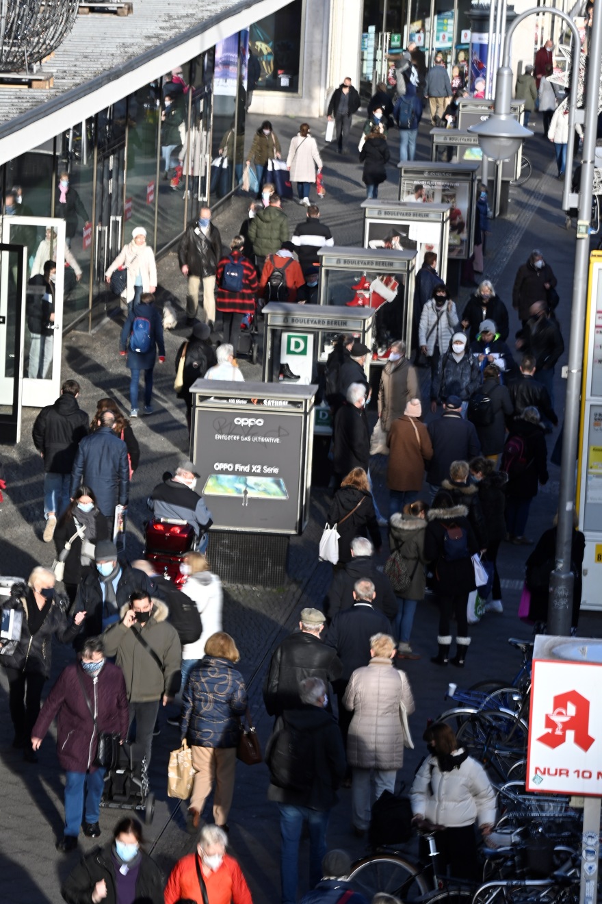 Κορωνοϊός: Απίστευτες εικόνες σε Λονδίνο και Γερμανία - «Ξεχύθηκαν» στους δρόμους πριν το νέο lockdown
