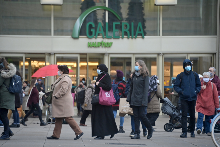 Κορωνοϊός: Απίστευτες εικόνες σε Λονδίνο και Γερμανία - «Ξεχύθηκαν» στους δρόμους πριν το νέο lockdown