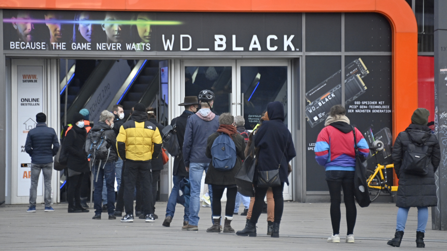 Κορωνοϊός: Απίστευτες εικόνες σε Λονδίνο και Γερμανία - «Ξεχύθηκαν» στους δρόμους πριν το νέο lockdown