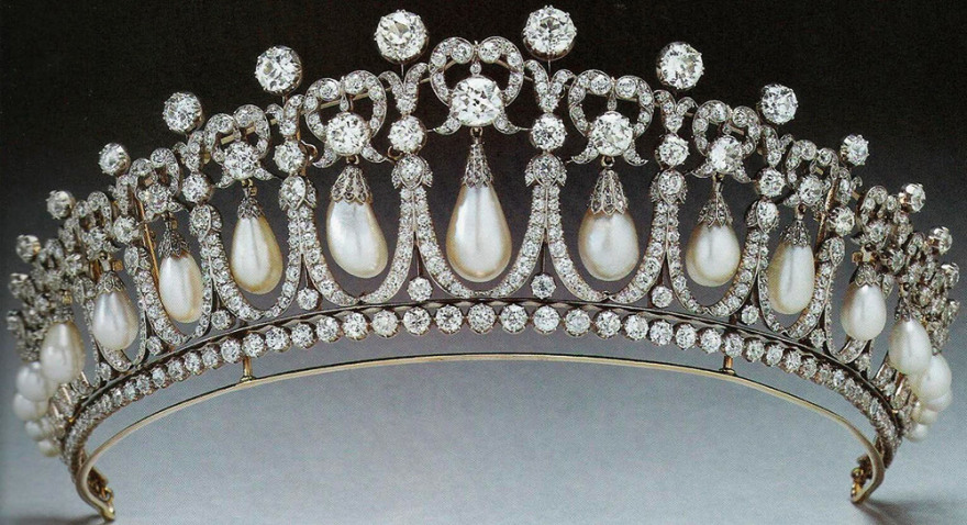 Tιάρες: Κομψοτεχνήματα για βασίλισσες και πριγκίπισσες