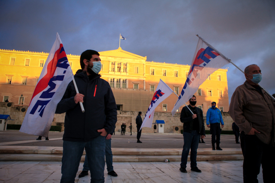 Συγκέντρωση διαμαρτυρίας μελών του ΠΑΜΕ στο Σύνταγμα με αποστάσεις